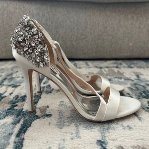 Badgley Mischka Shoes/Heels size 8.5 women Ivory  with Crystals
